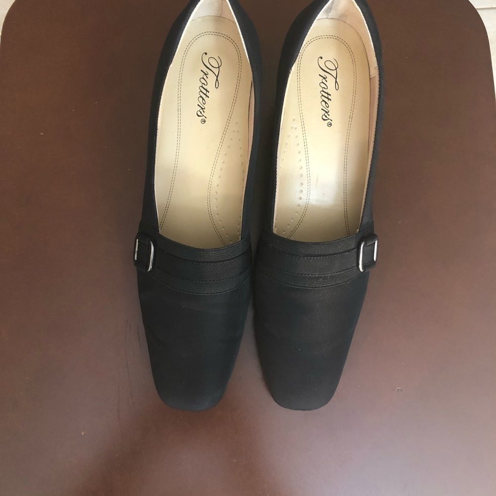 Trotters Black Fabric Low Pumps  W/Side Buckle 2” Heel 10N